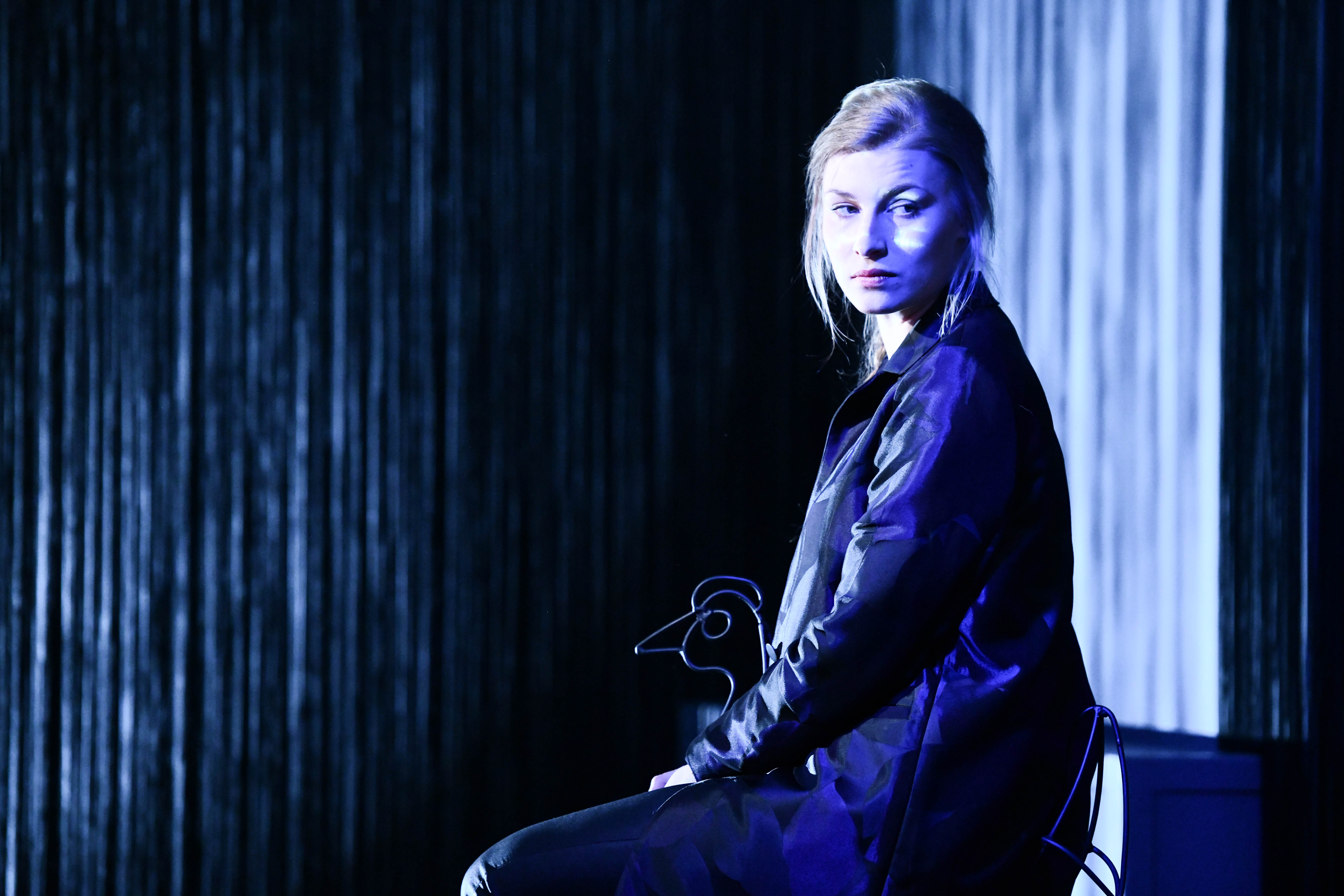 Ilva Centere izrādē "Apsolu" (2018, rež. D. Kažociņa) // Foto - Kristaps Kalns
